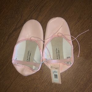 NWT Girls Danskin freestyle ballet slippers 🩰